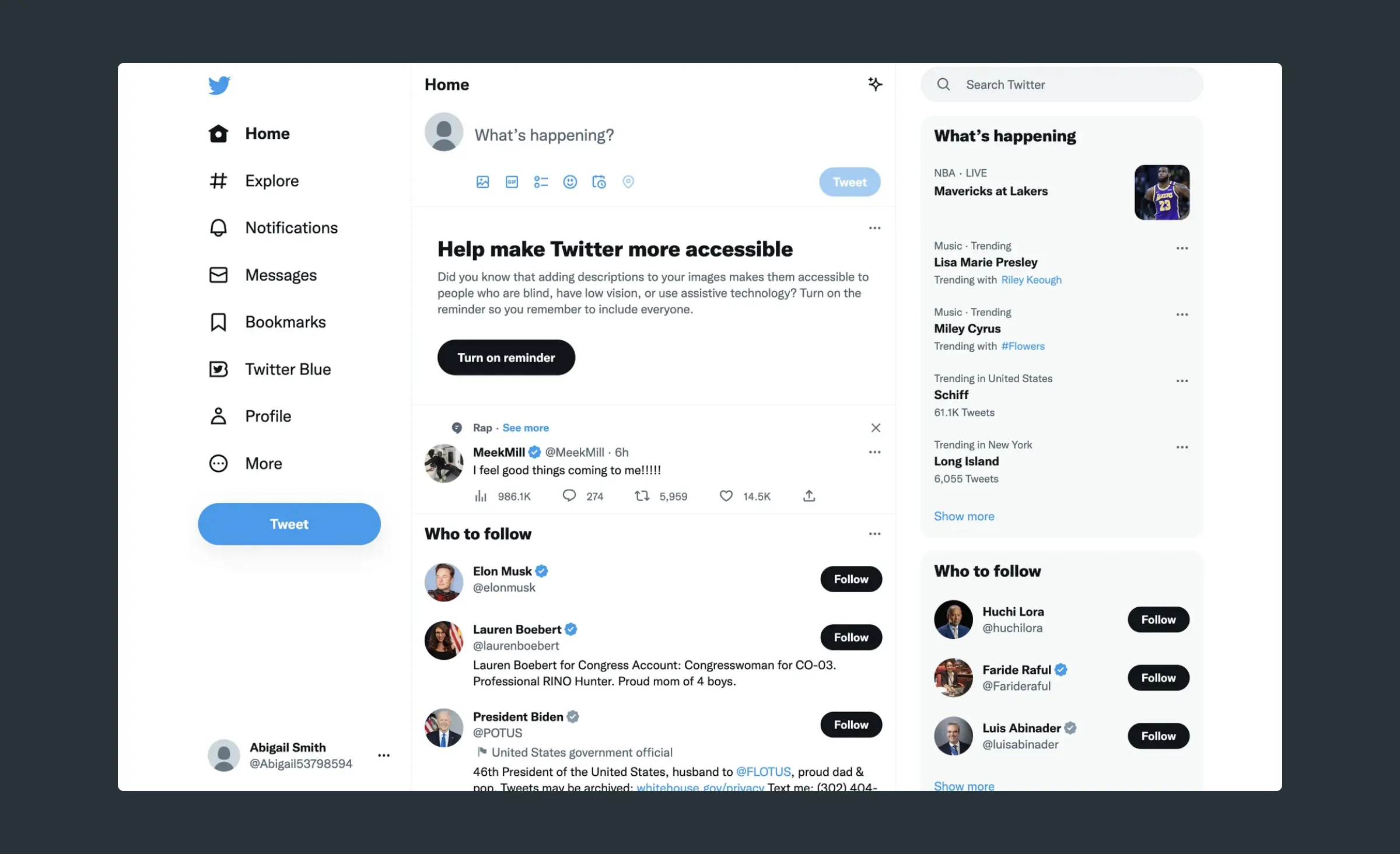 How to build a social media website: Twitter UI design is a perfect example of how the social media website UI should look like